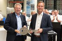 Kurtz Ersa CEO Rainer Kurtz hands over the key to Logistics Director Matthias Hofmann.